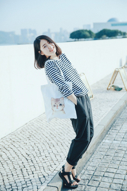 “短柄墙球：高新区全民健身馆，快速决策与精准击球，谁能在瞬息间扭转战局？”